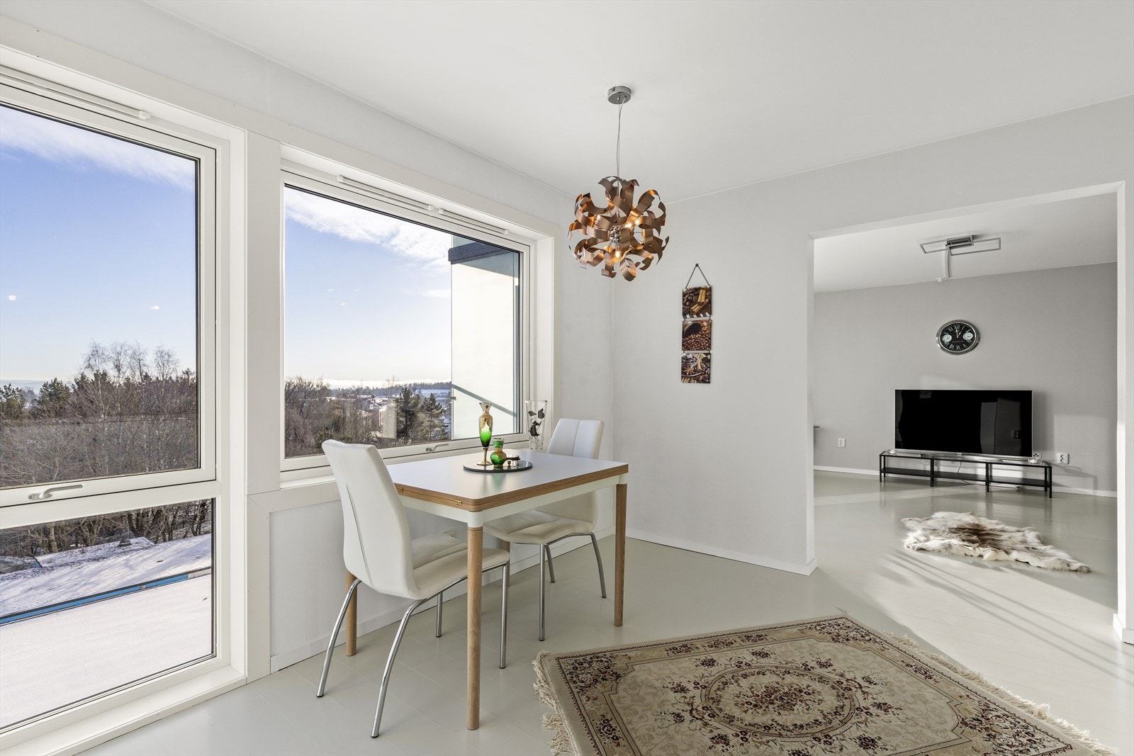 Delvis åpen løsning mellom kjøkken og stue. På kjøkken har man også god plass til spisebord. Galleribilde