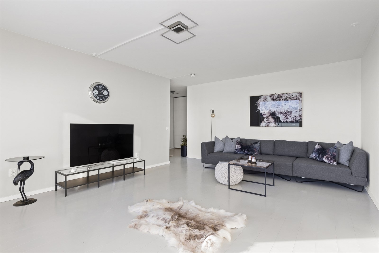 I stuen har man gode muligheter til å møblere etter eget ønske med plass til både sofakrok og et større spisebord. Galleribilde