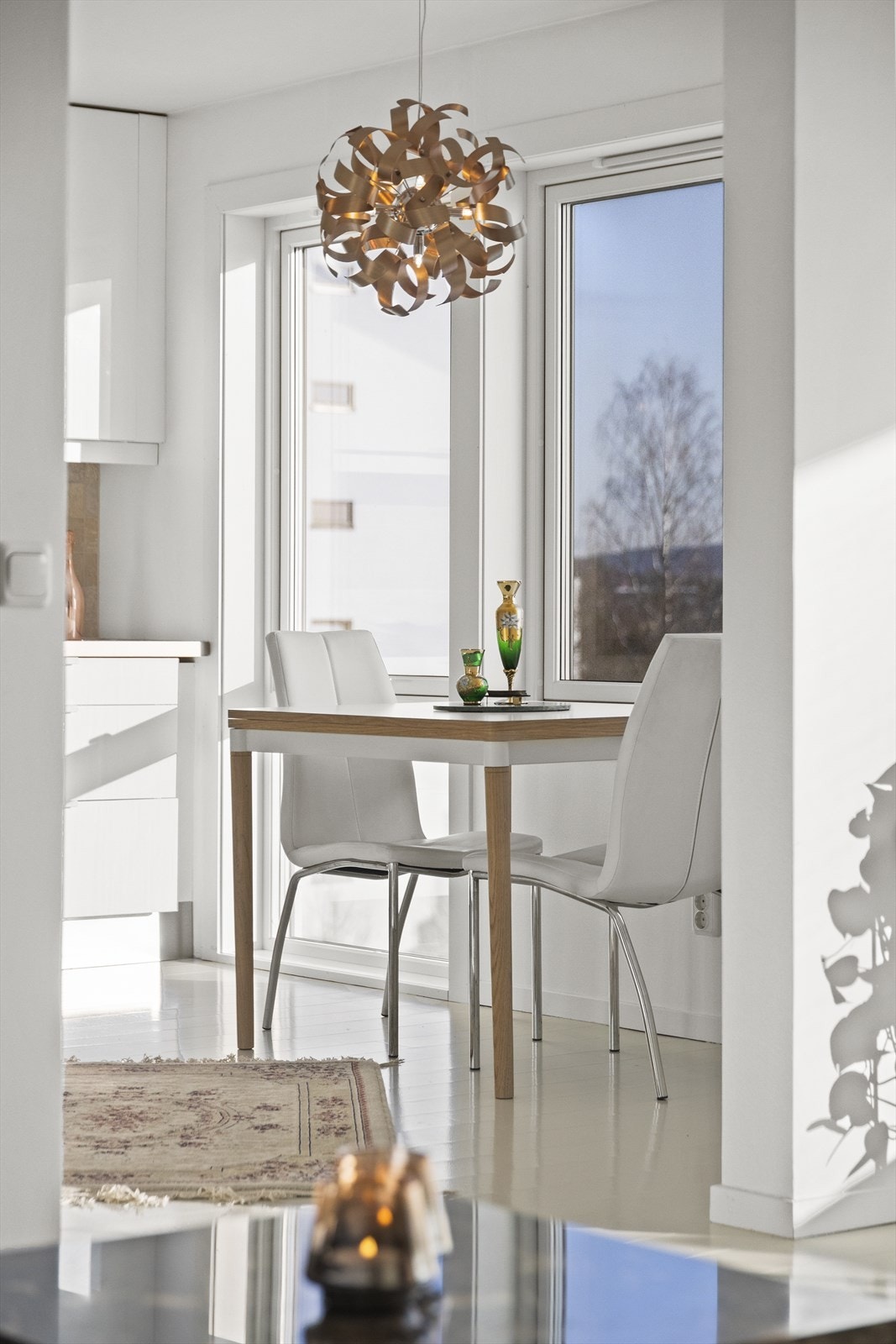 Delvis åpen løsning mot kjøkken, sett fra stue. Galleribilde