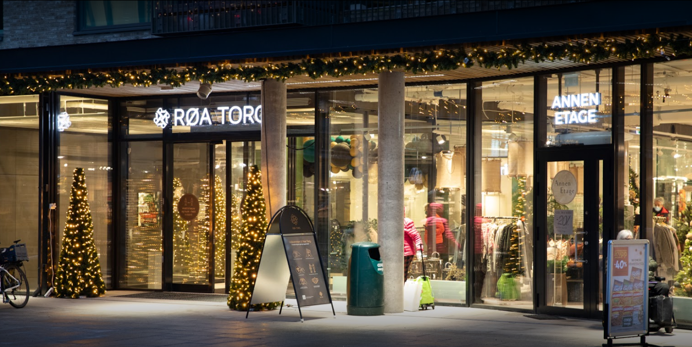 I sentrum av Røa finner du blant annet det helt nye kjøpesenteret Røa Torg som har flere servicefasiliteter som vinmonopol, apotek, dagligvare, restauranter og frisør m.m. Deichman Bibliotek avd. Røa finner du i Samfunnshus Vest på torget. Galleribilde