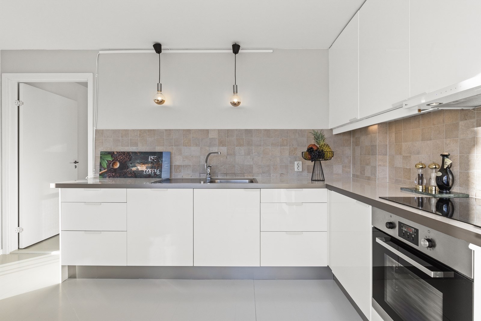 Godt med skap- og benkeplass på kjøkkenet. Kjøkken har fått tilstandsgrad 1 av takstmann. Galleribilde