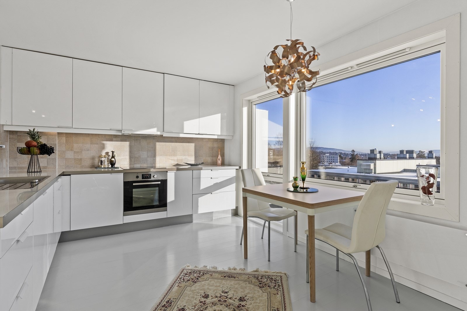 Den gode romfølelsen fortsetter på kjøkkenet med de store vindusflatene og den gode utsikten. Galleribilde