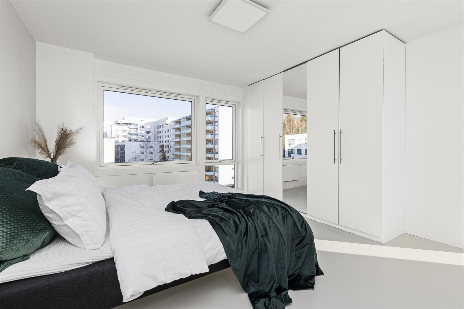 De store vindusflatene går også igjen på soverommet og bidrar til godt med dagslys. Fra hovedsoverommet har man
direkte tilgang til baderom. Galleribilde