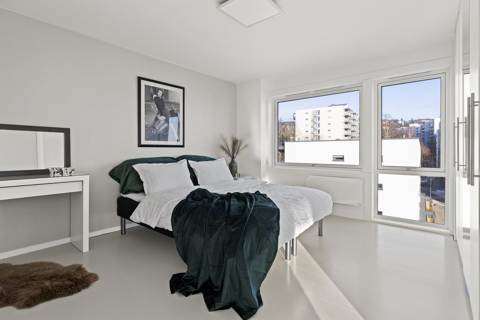 Hovedsoverommet er av romslig størrelse med god plass til stor seng, hjemmekontoret og garderobeløsning. Galleribilde