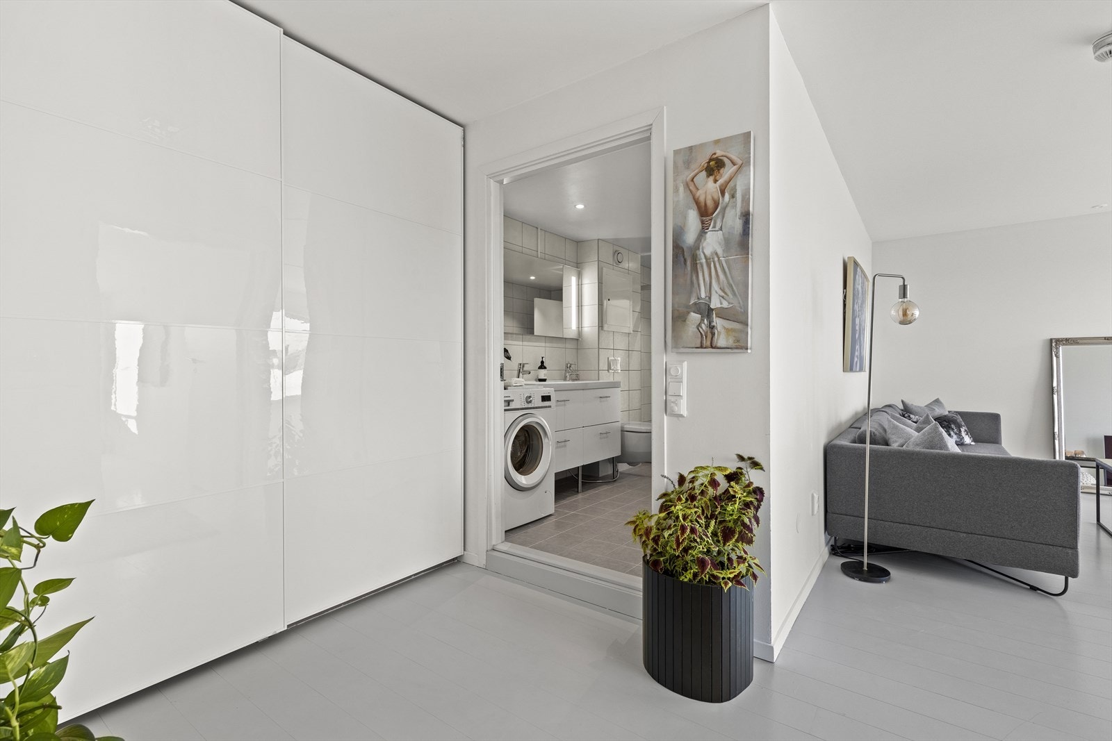 Lys og innbydende entré som gir et godt førsteinntrykk av leiligheten. Galleribilde