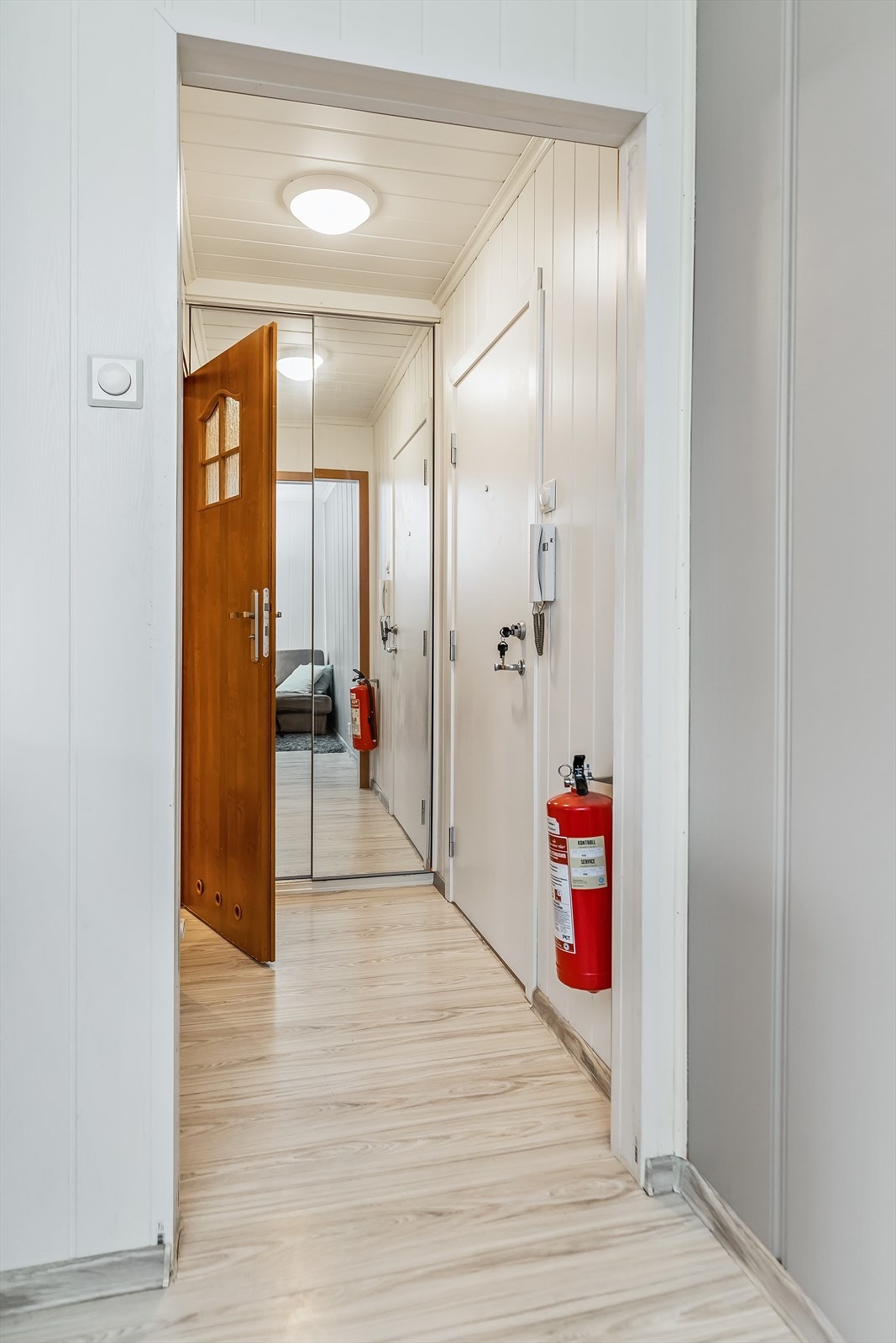 Entré med god plass til å henge fra seg yttertøy Galleribilde