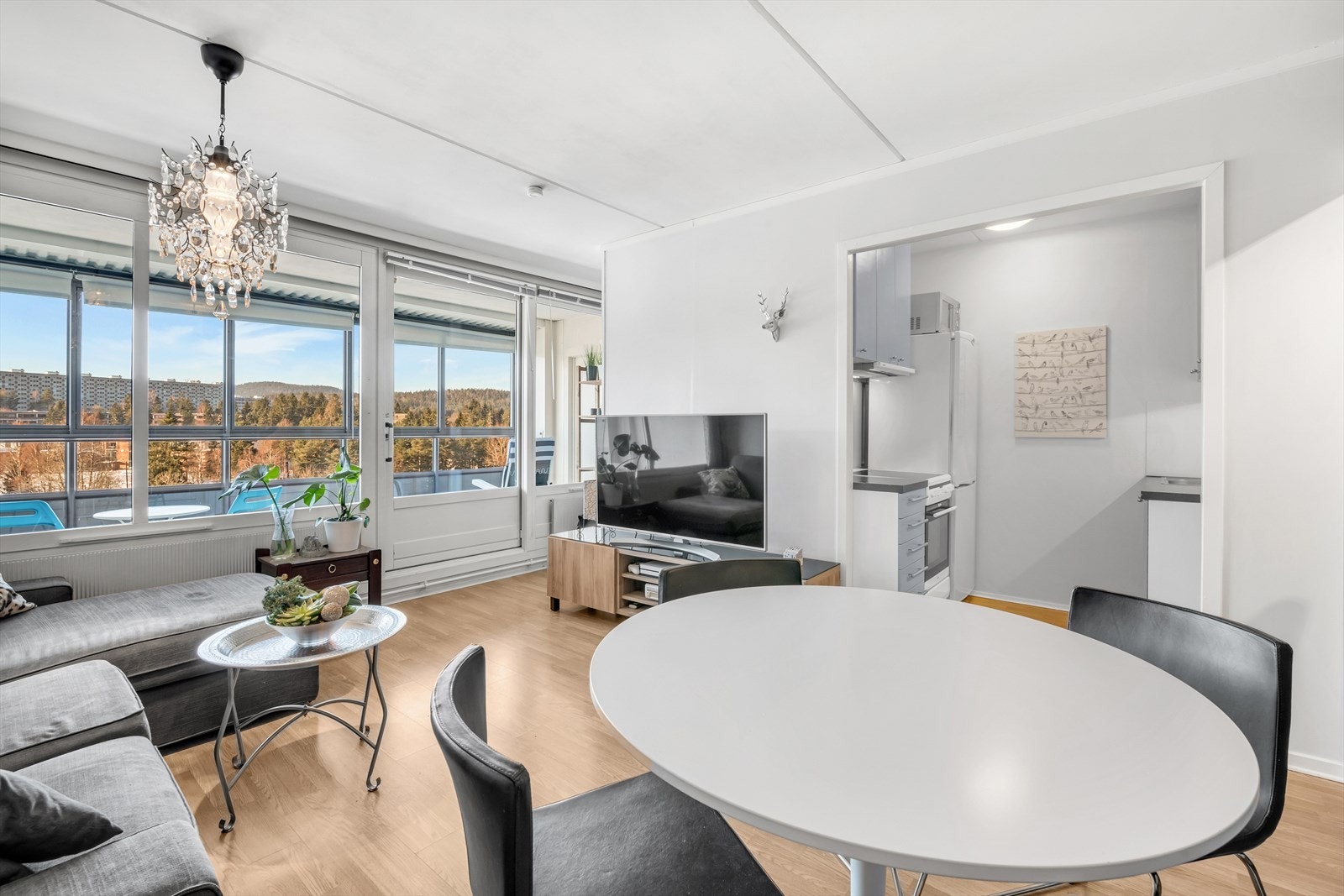 Lys leilighet med store vindusflater Galleribilde