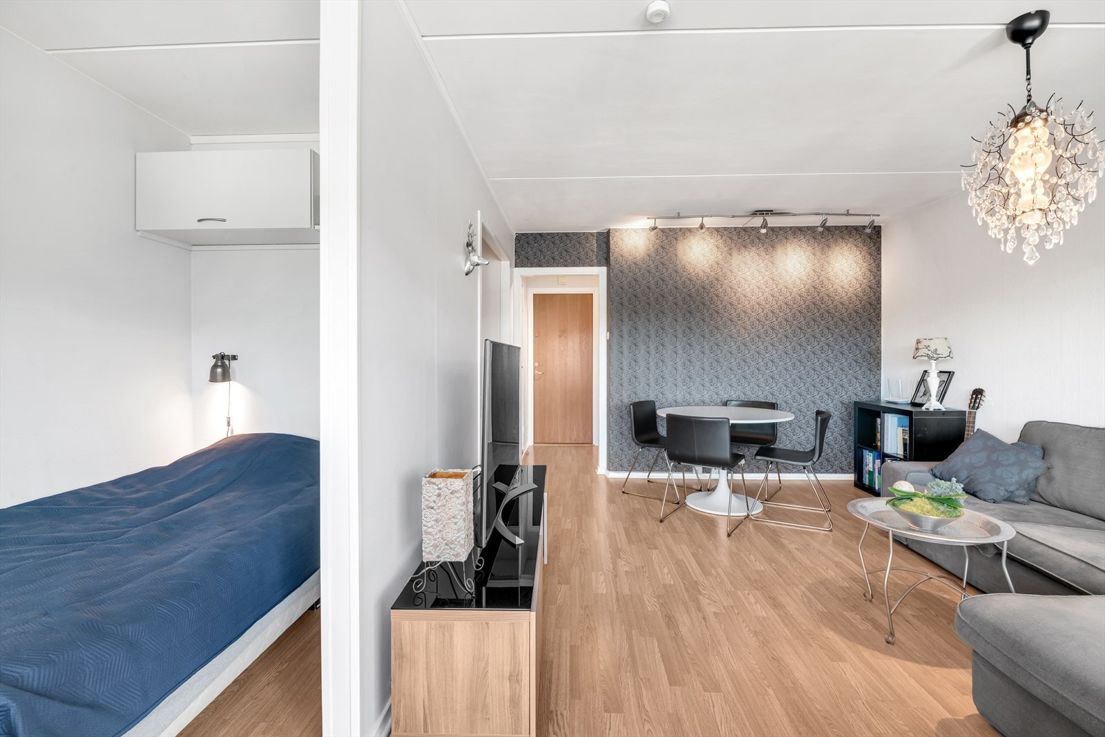 Sovealkove som er delvis avskjermet fra stuen Galleribilde