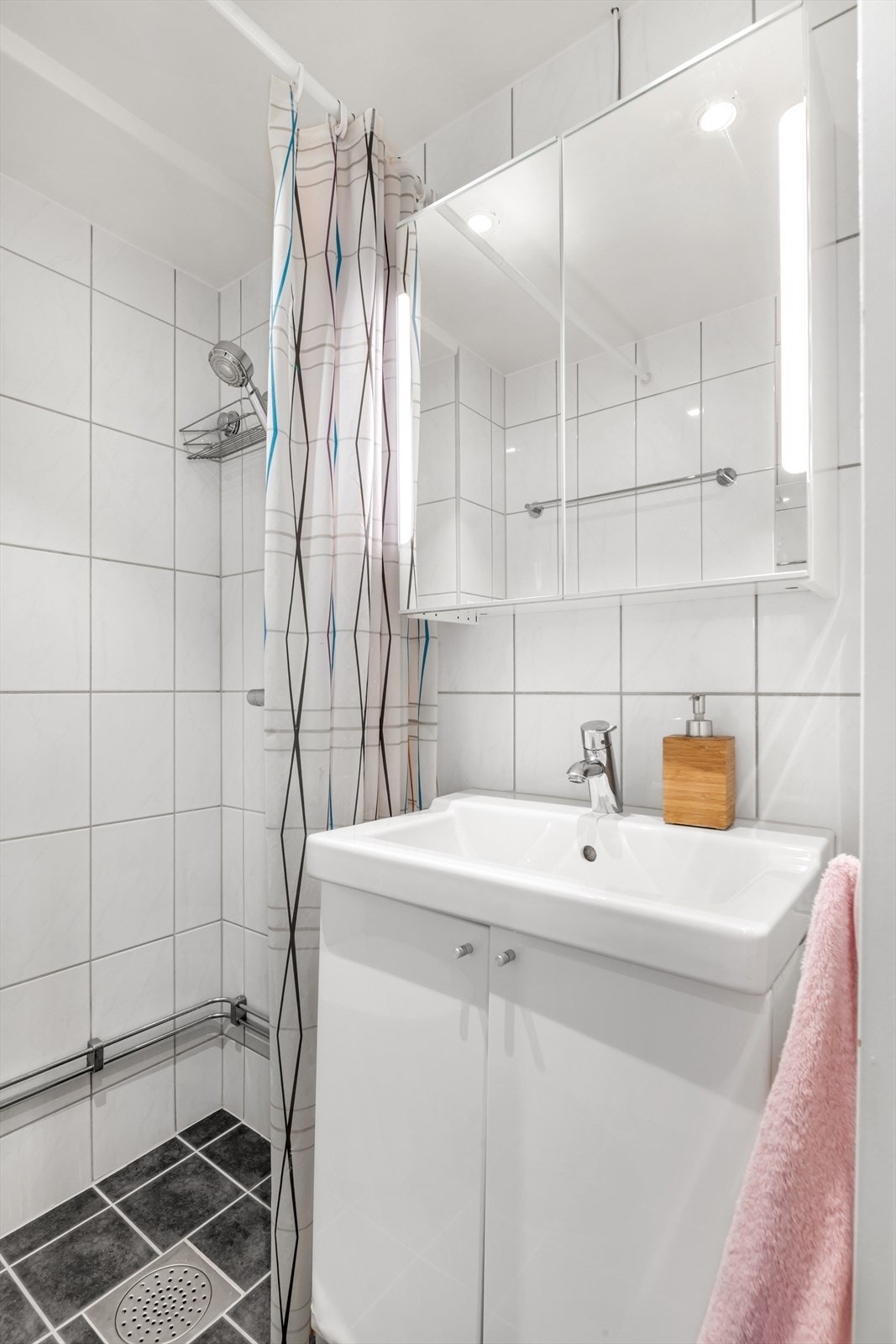 Innredningen består av servant med underskap og overskap med speil Galleribilde