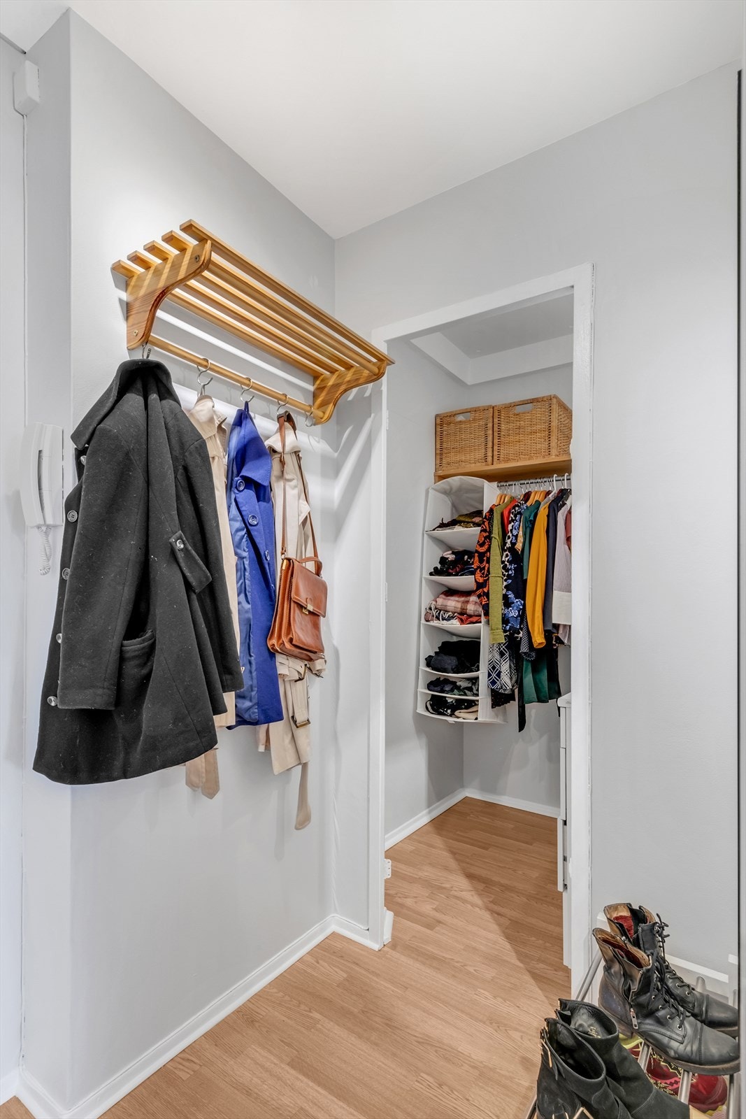 Tilknyttet entréen er en praktisk bod / garderobe Galleribilde