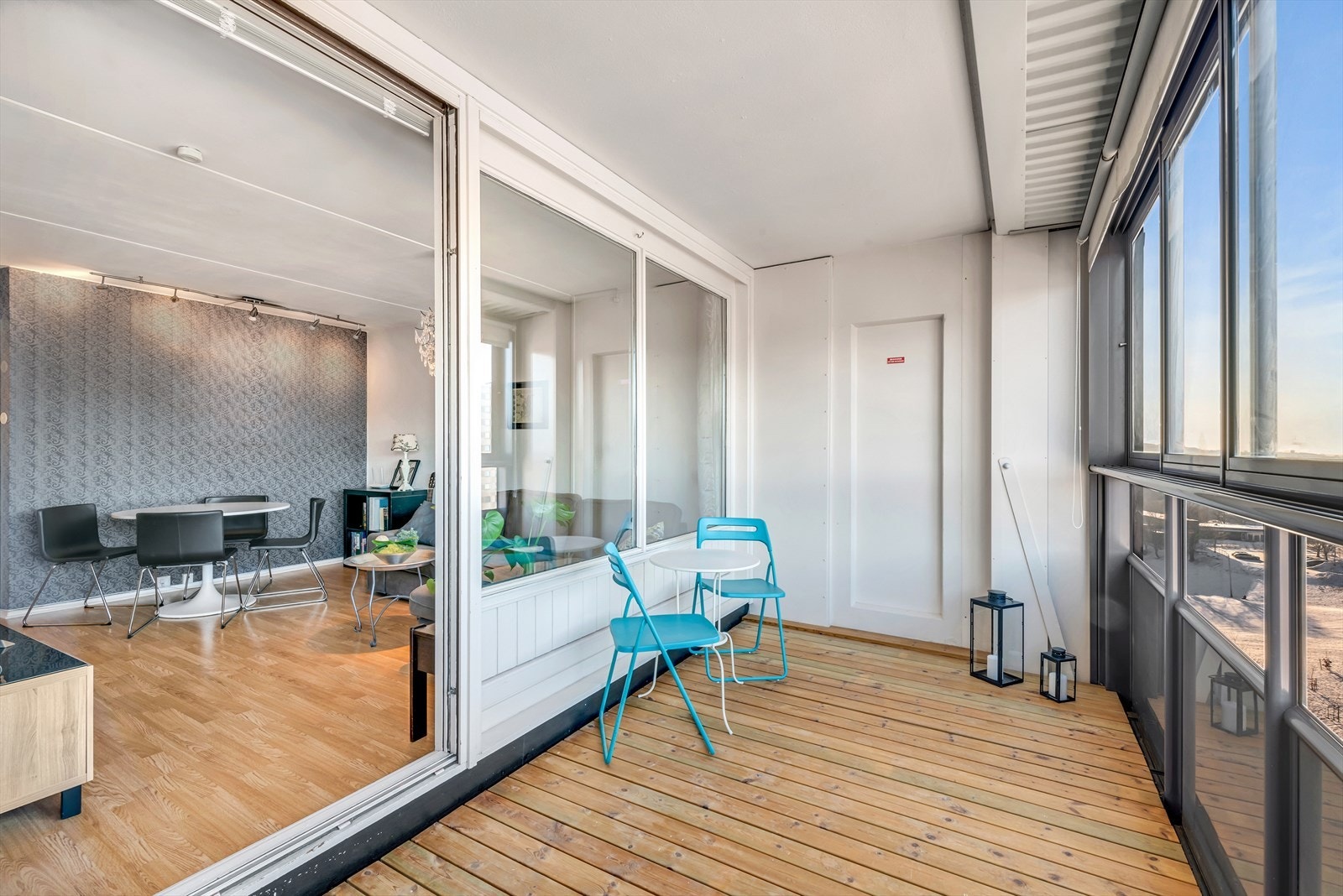 Fra stuen er det utgang til innglasset balkong på ca. 10 kvm. Galleribilde