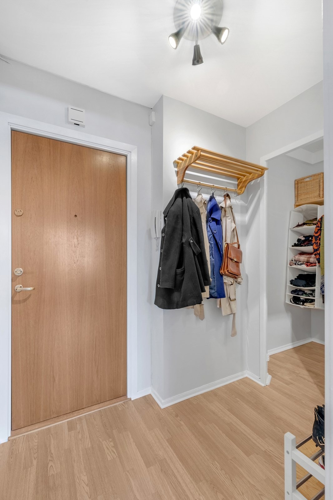 Entré med plass til å henge fra seg yttertøy Galleribilde