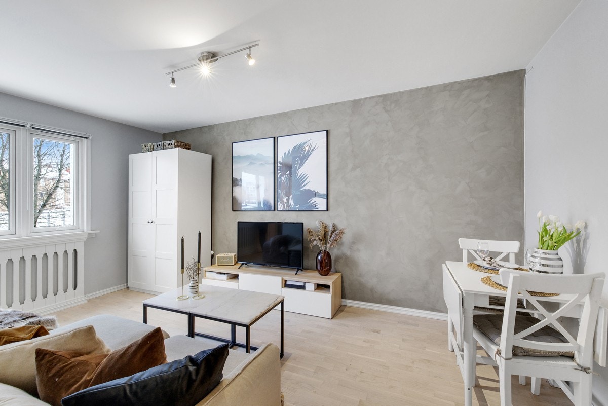 På stuen er det plass til både sovesofa og liten spisegruppe Galleribilde