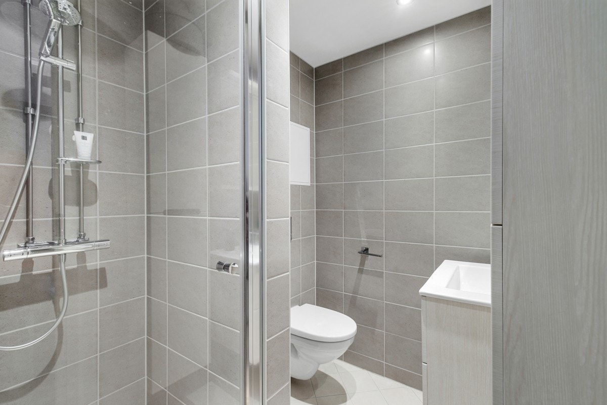 Delikat, flislagt bad fra 2018 Galleribilde