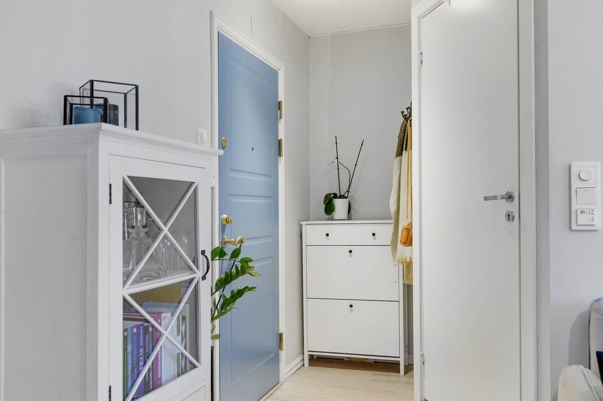 Innbydende entré med oppbevaringsmuligheter Galleribilde
