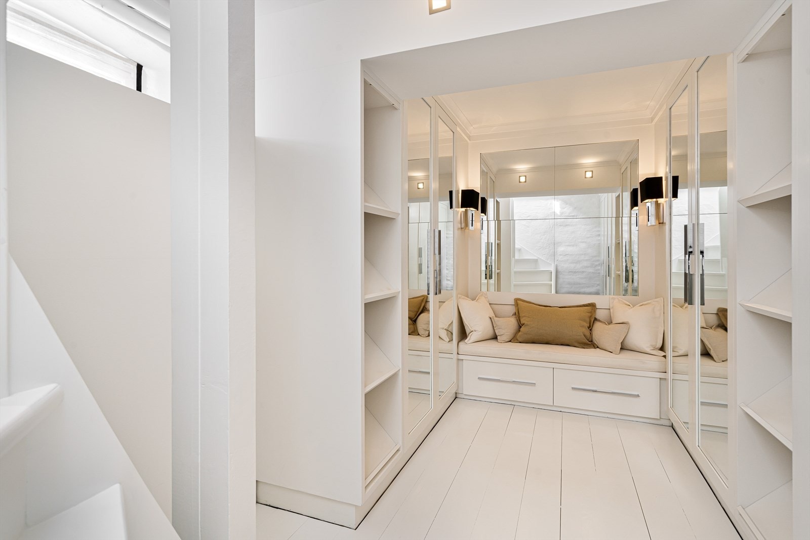 Hovedsoverommet har praktisk "Walk-down-closet". Omkledningsværelset er flott innredet med rikelig skap- og skuffeplass. Galleribilde