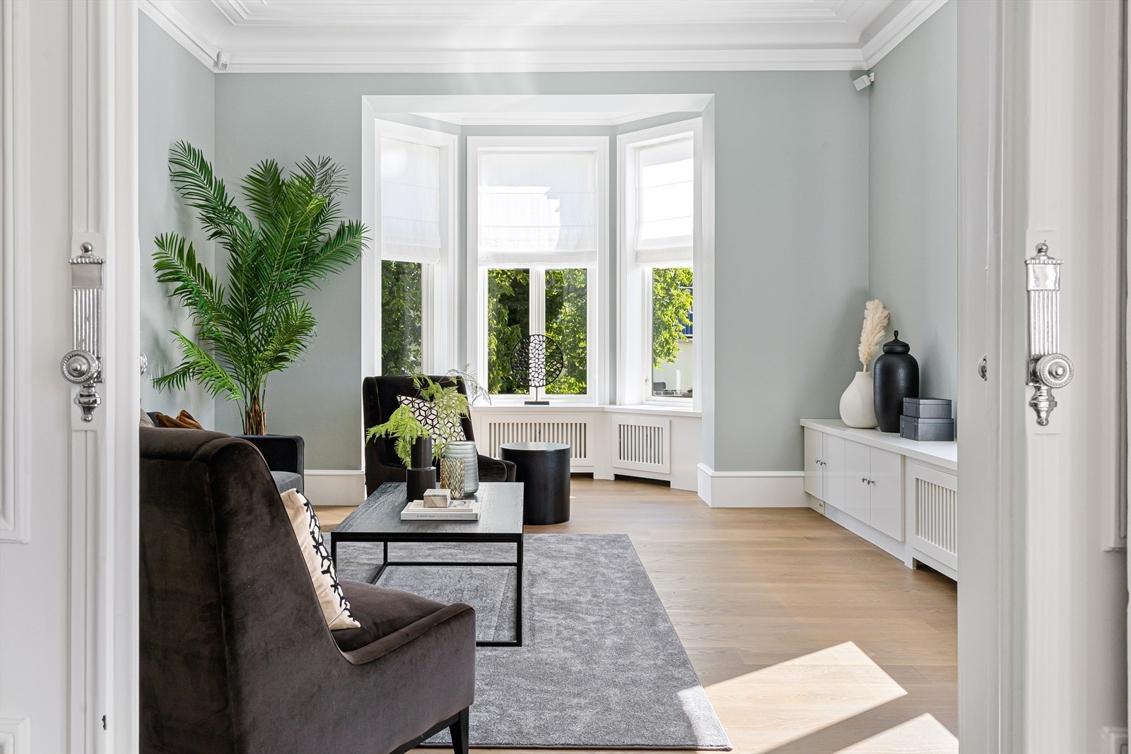 Hjørnestue med karnapp. Boligen fremstår som svært påkostet med særdeles smakfulle farge- og materialvalg over det hele. Galleribilde