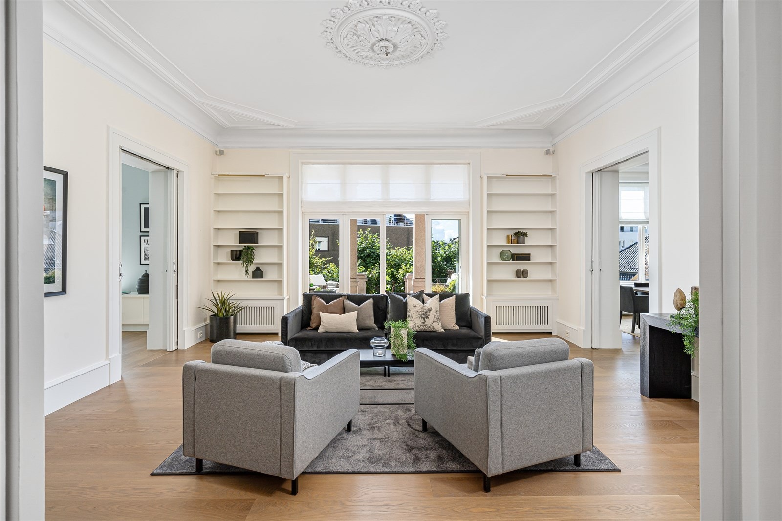 Velkommen hjem! Herskapelig stue med peis og tofløyet terrassedør ut til terrassen. Galleribilde