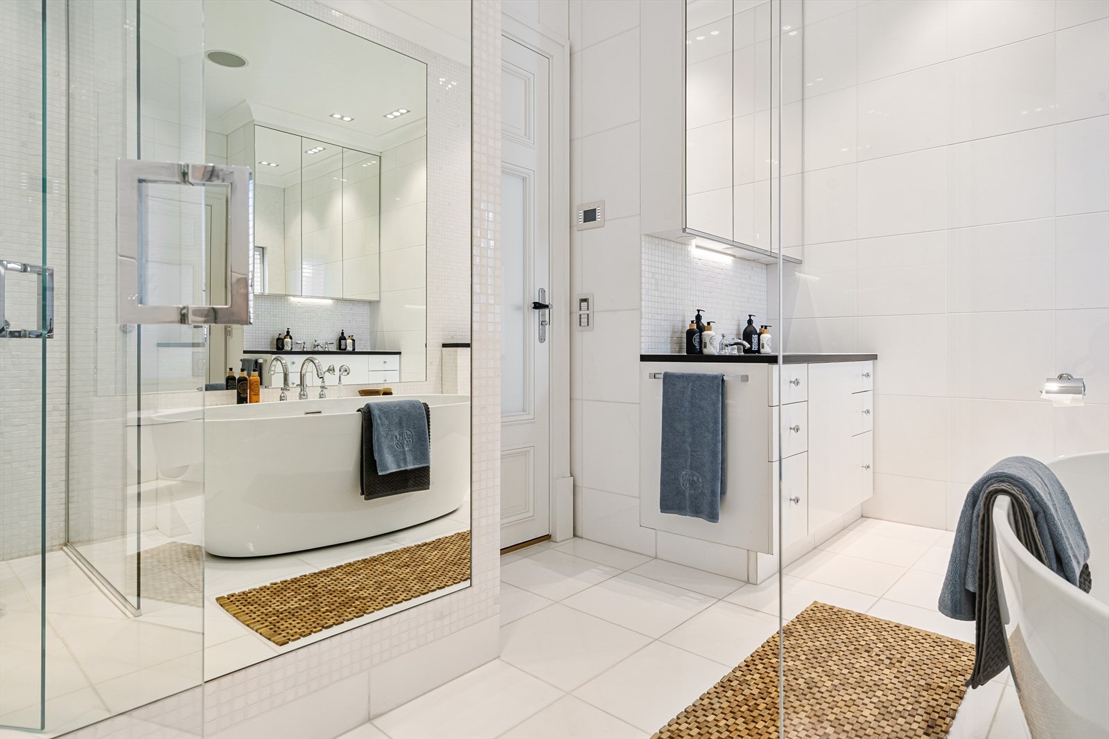 Direkte adkomst fra hovedsoverommet til lekkert en suite baderom med både badekar og dusjnisje med regnfallsdusj. Galleribilde