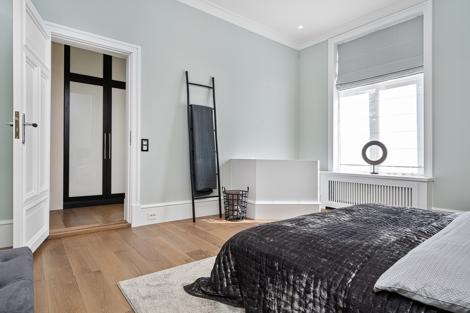 Mastersuiten består av gang med garderobeskap, kontor, samt romslig hovedsoverom med direkte adkomst til baderom og garderoberom i høyre hjørne. Galleribilde