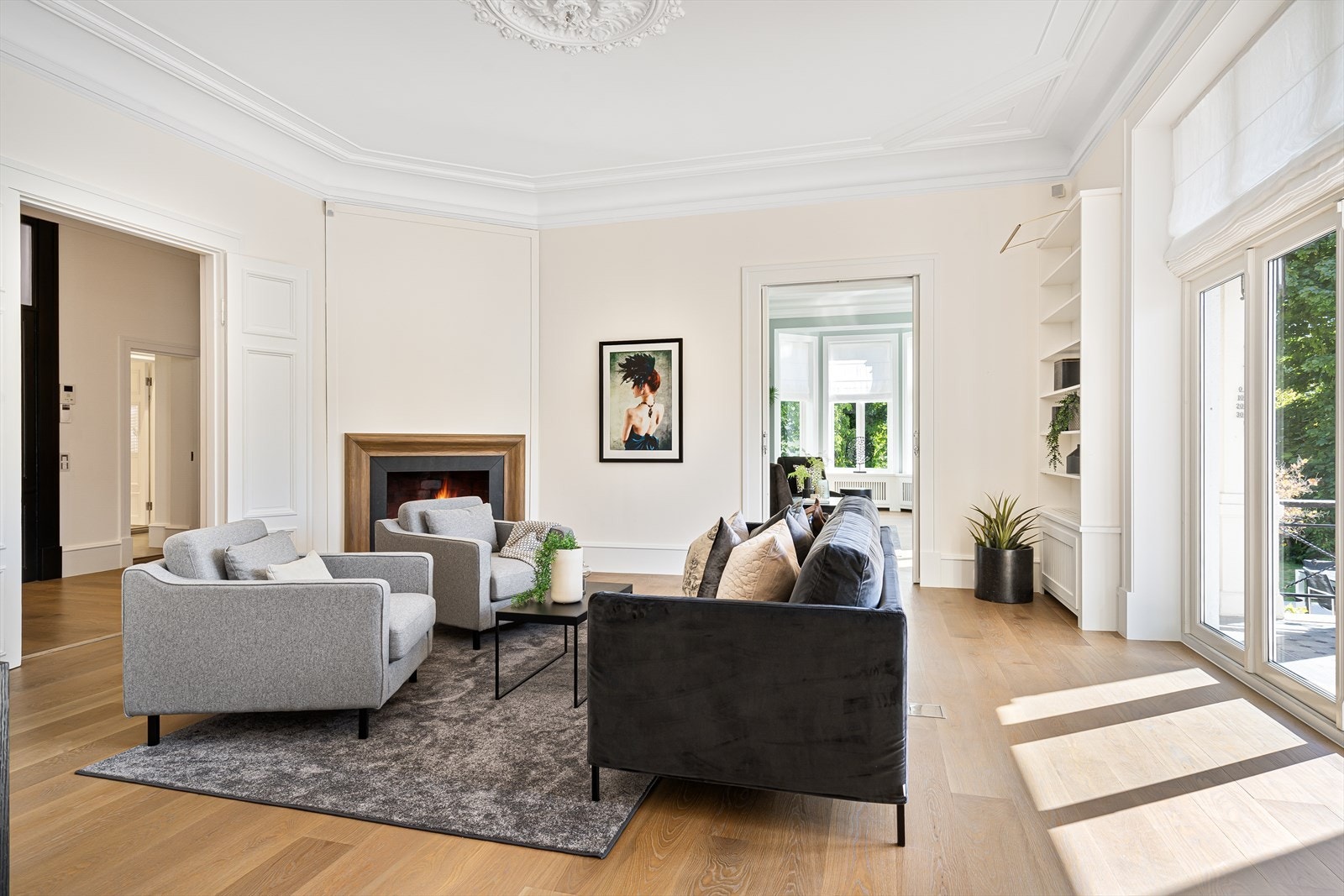 Det er muligheter for også å kjøpe naboseksjonen. De to seksjonene er i dag brukt som én herskapelig og unik leilighet på hele 410 kvm med flere uteplasser, frodig hage og 3 parkeringsplasser. Kontakt megler. Galleribilde