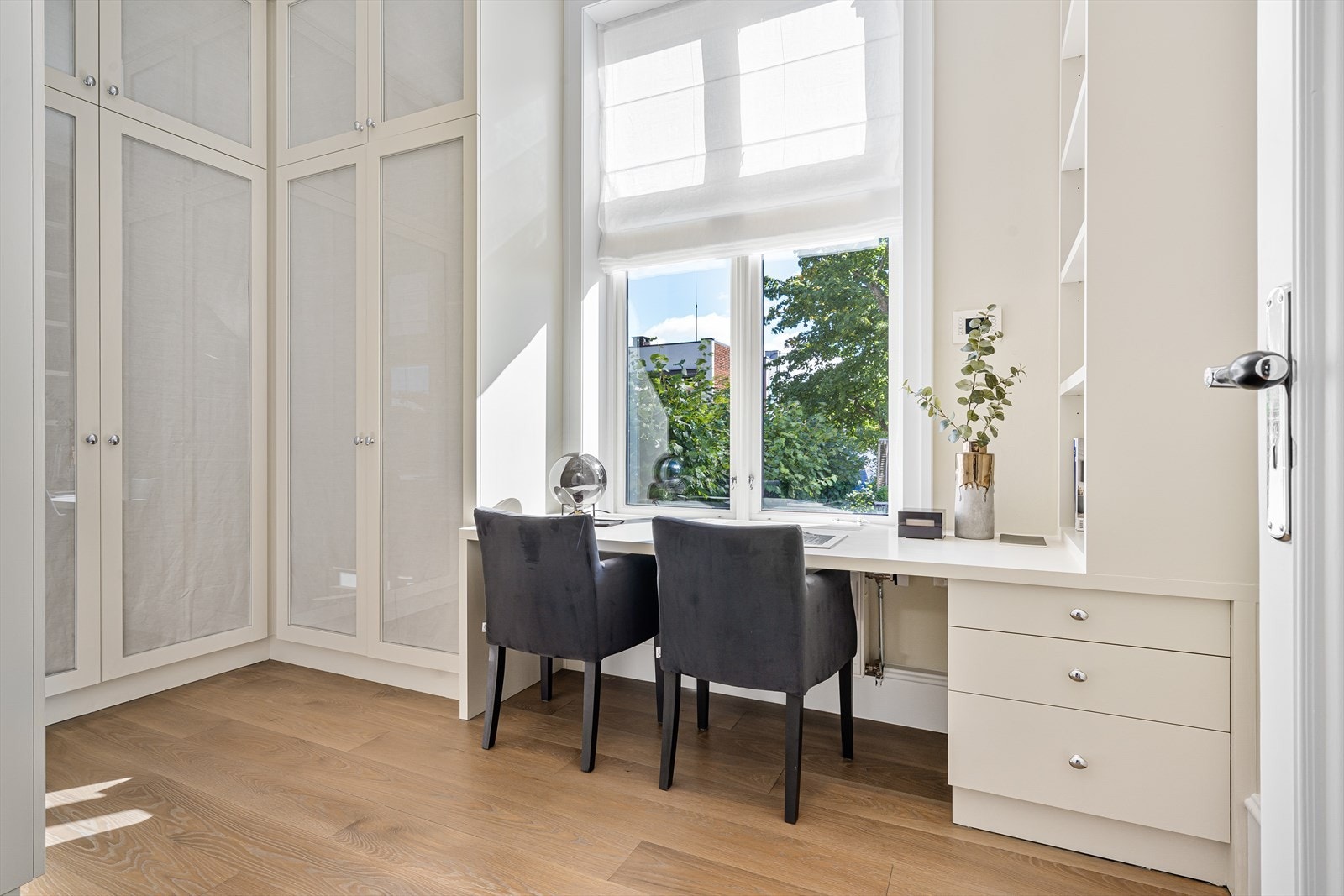 Lyst kontor i masterdelen av boligen. Galleribilde