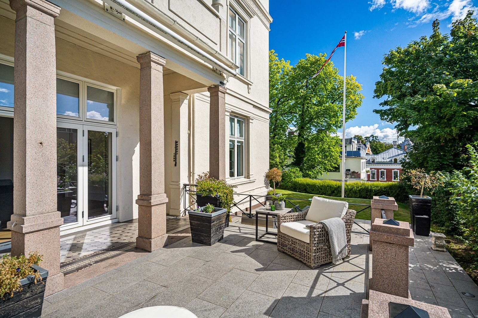 Velkommen til Niels Juels gate 14 - En perle på beste Frogner! Videoen i annonsen er slik leiligheten står i dag med snr. 2 og snr. 5 som én stor leilighet. Brannvegg vil reetableres ved salg av seksjonene separat som skissert i annonsen. Konferer megler. Galleribilde