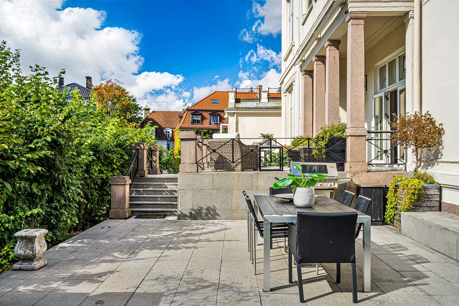 Boligen har fantastiske, solrike uteområder med terrasser og frodig hage. Fra hovedstuen er det adkomst til stor terrasse på ca. 30 kvm. som vender mot syd med gode solforhold. Galleribilde