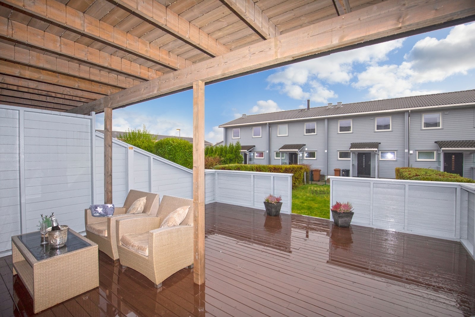 Stor flott terrasse tilgang til hagen Galleribilde