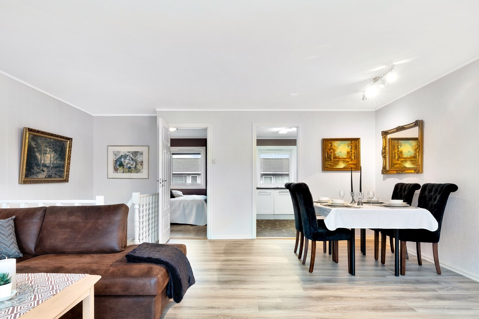 Fra stuen har du delvis åpen løsning inn til kjøkken Galleribilde