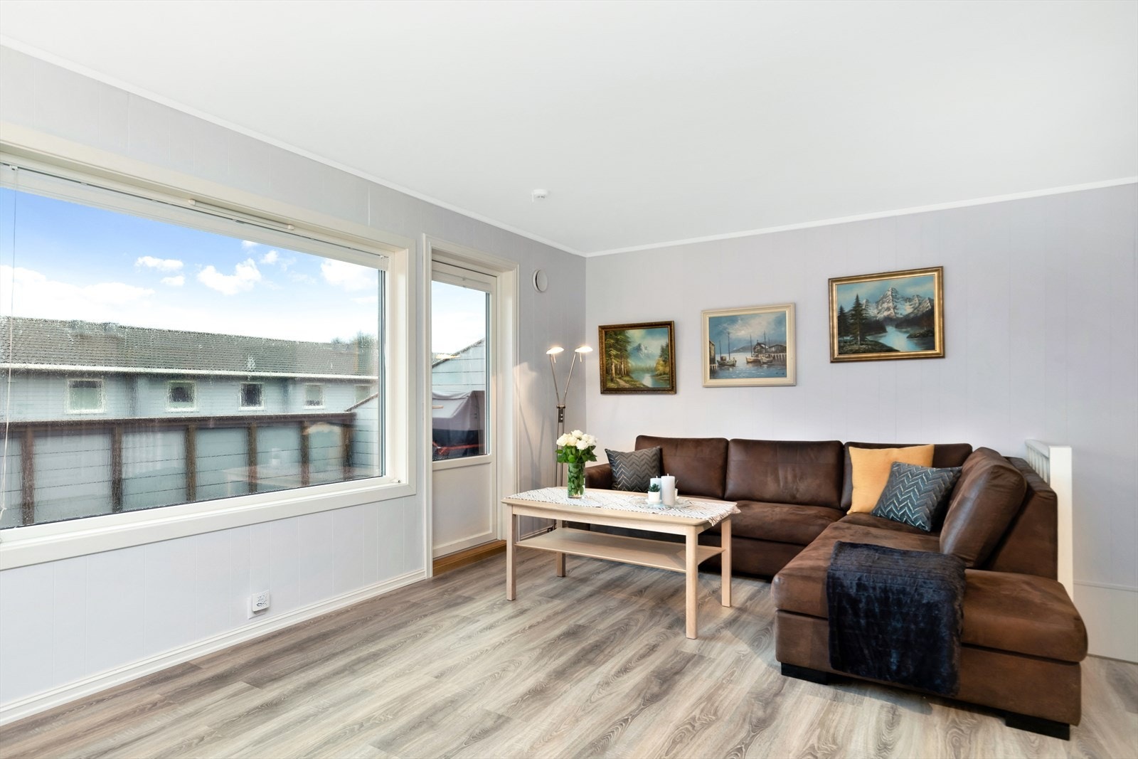 Direkte utgang til balkong med gode solforhold Galleribilde