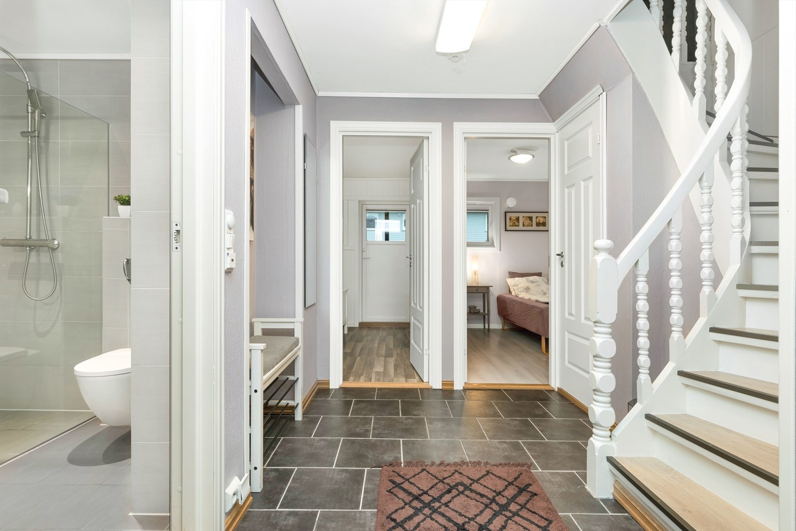 Romslig og innbydende gang Galleribilde