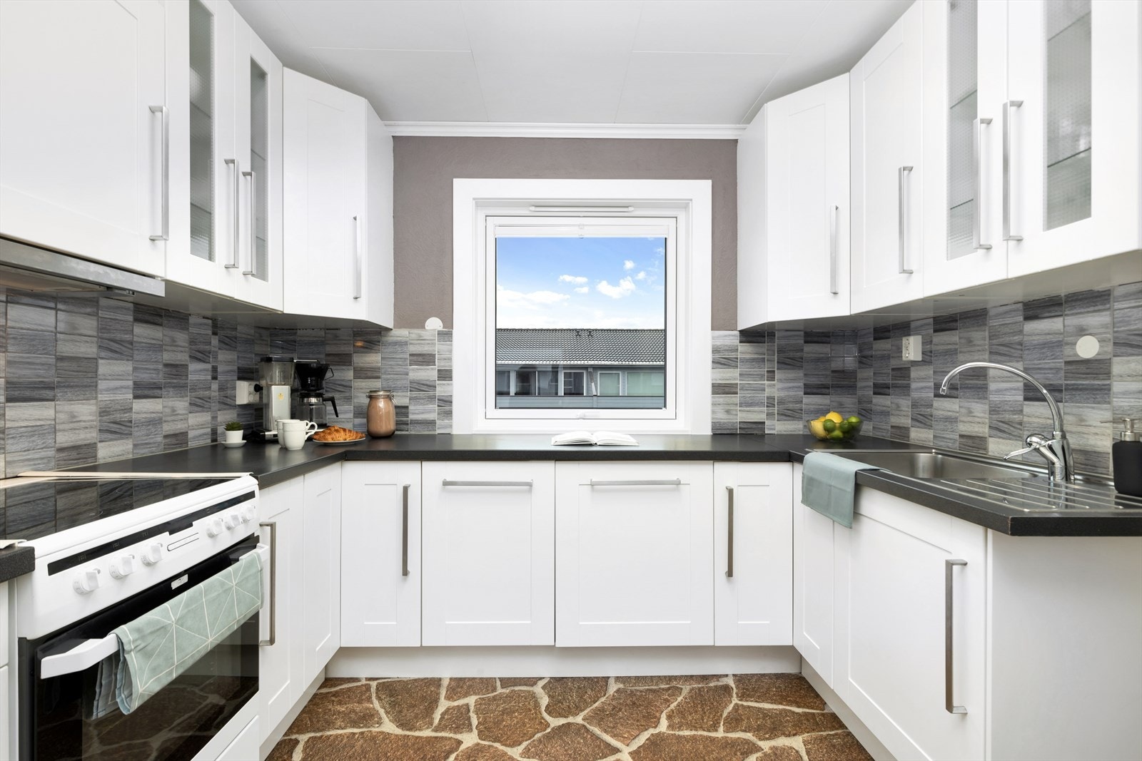 Innbydende kjøkken pusset opp i 2010 Galleribilde