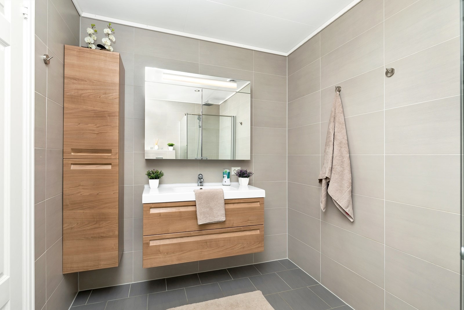 Lekkert helfliset bad med varmekabler i gulv. Pusset opp i 2012 av fagfolk Galleribilde