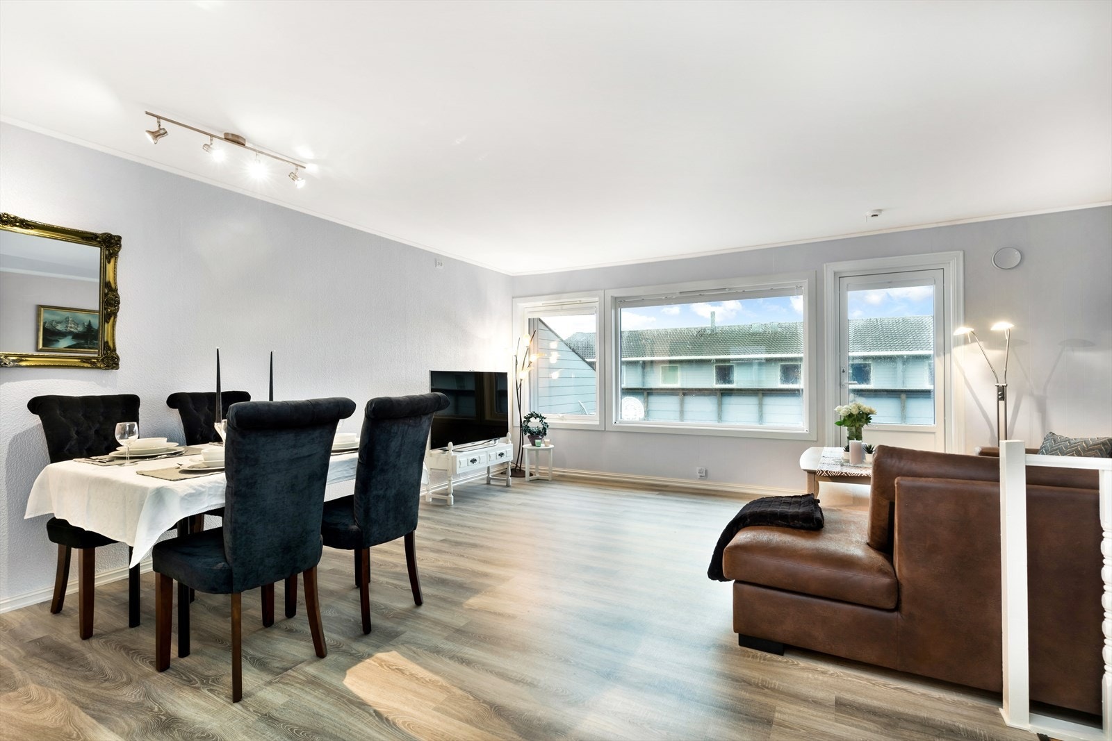 I 2.etg har du bla en god og stor stue med utgang til solrik balkong Galleribilde