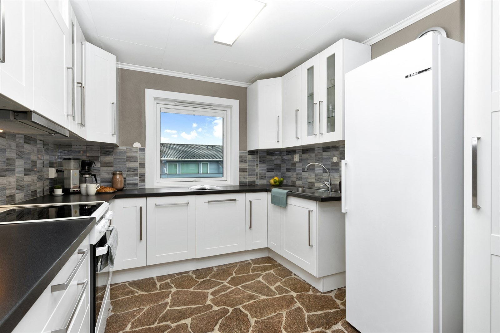 Kjøkkenet har meget god benk og skapplass Galleribilde