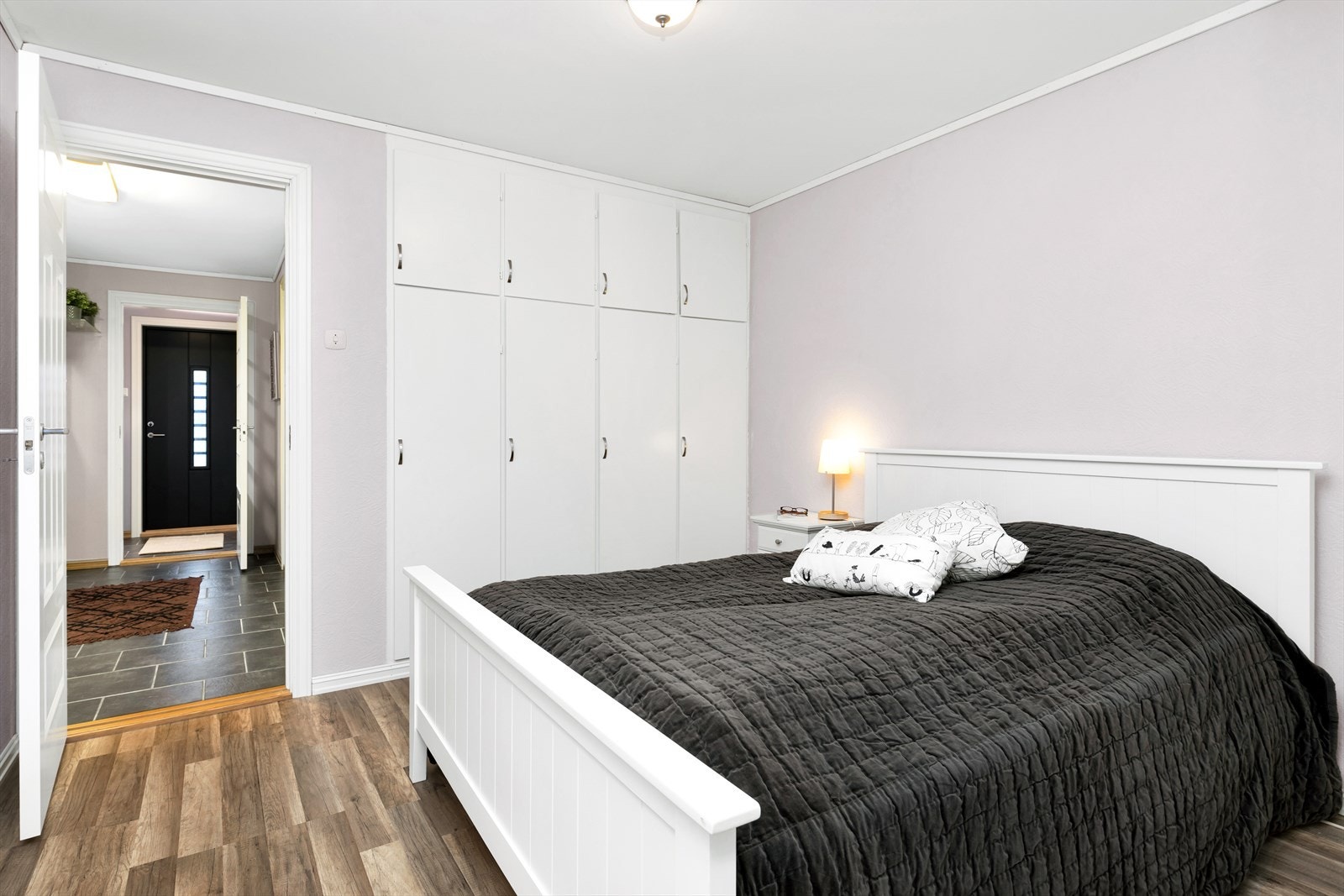 Romslig med god skapplass Galleribilde