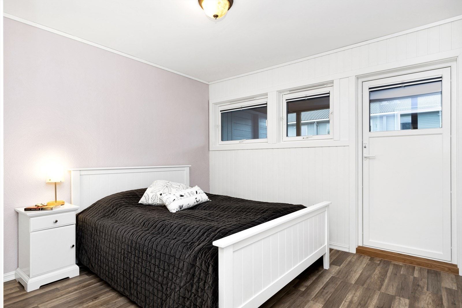 Hovedsoverom i 1.etg med utgang til hage og terrasse Galleribilde