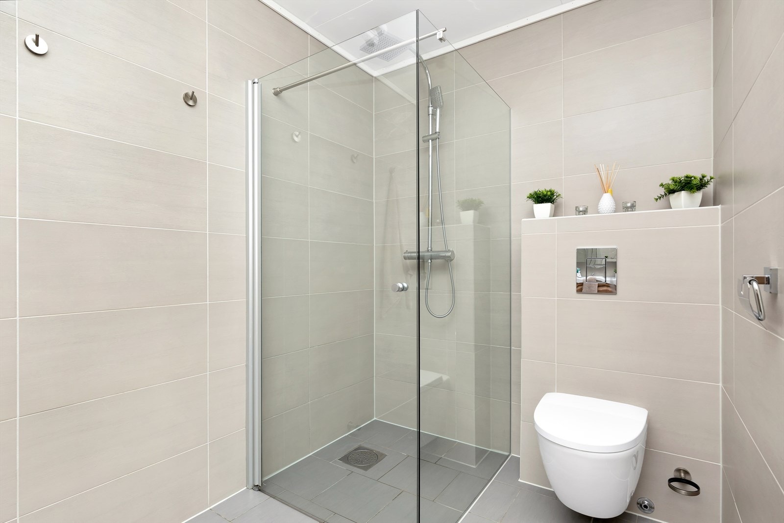 Vegghengt toalett og dusjnisje Galleribilde