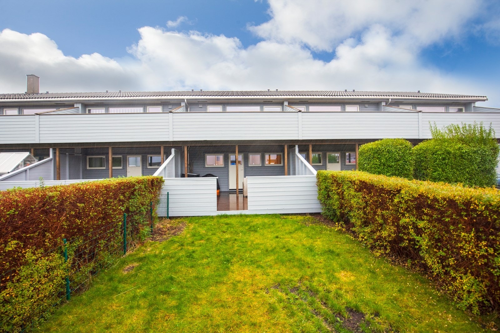 Rekkehuset har en stor solrik hage og terrasse Galleribilde