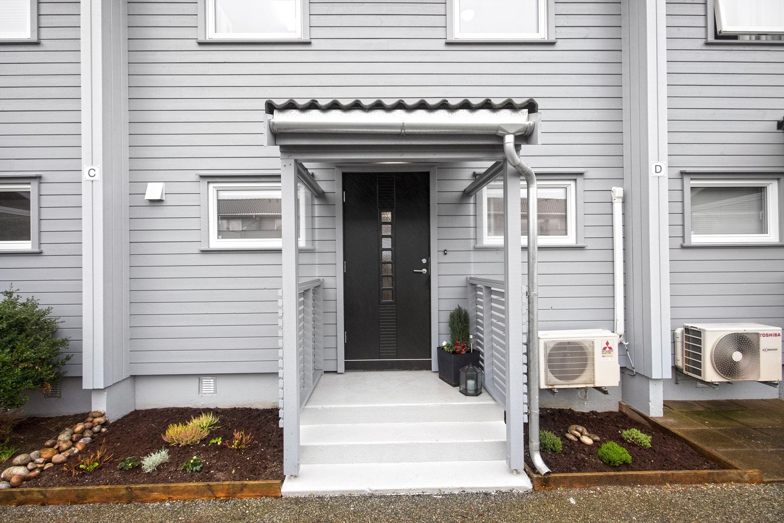 Lekkert inngangsparti - fasade renovert i 2020 Galleribilde