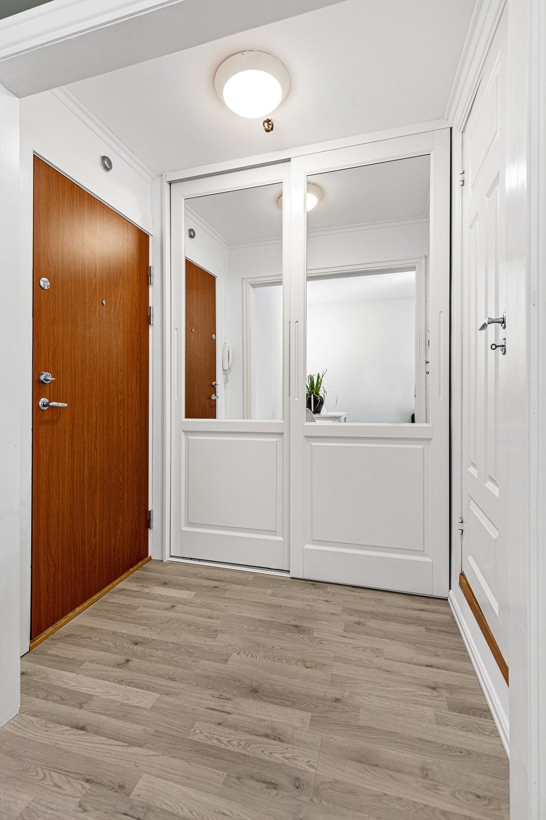 Entré med god plass til å henge fra seg yttertøy. Galleribilde