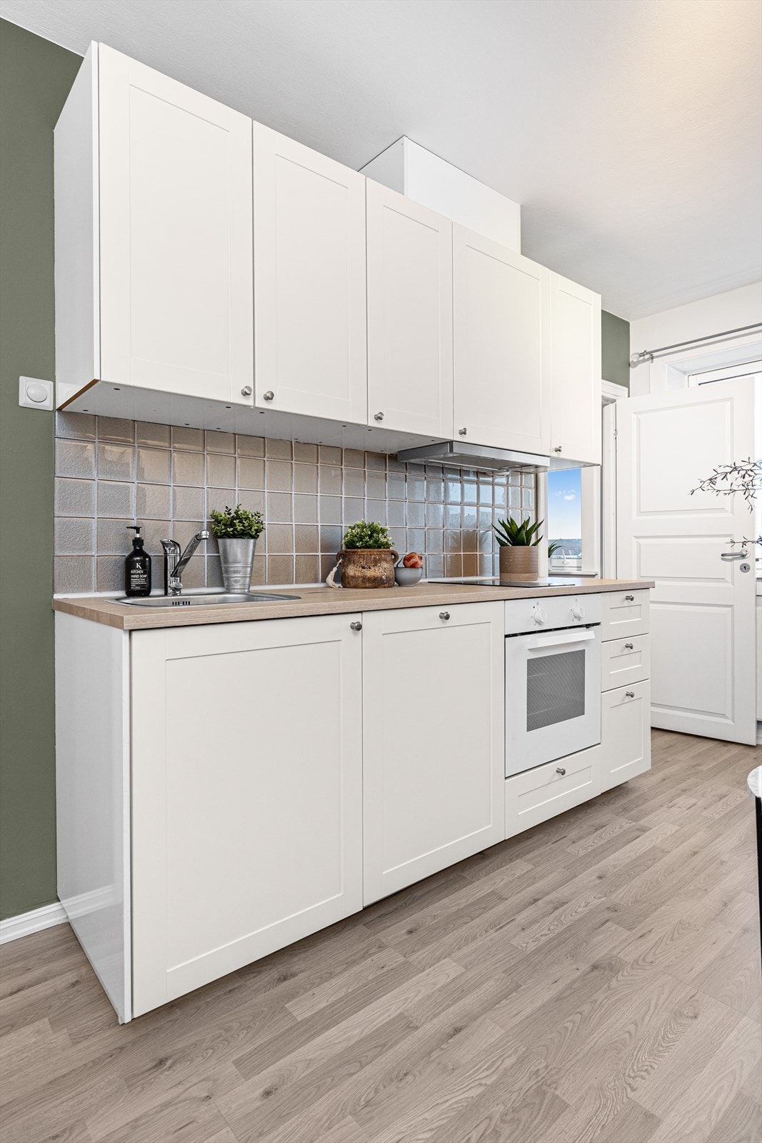 Kjøkkenet har god skapplass og arbeidsflater Galleribilde