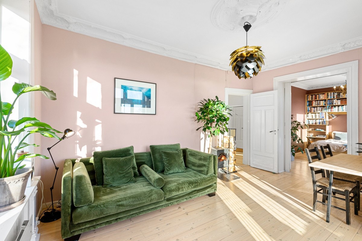 Det er god plass til sofagruppe med tilhørende møblement samt spisebordsgruppe Galleribilde