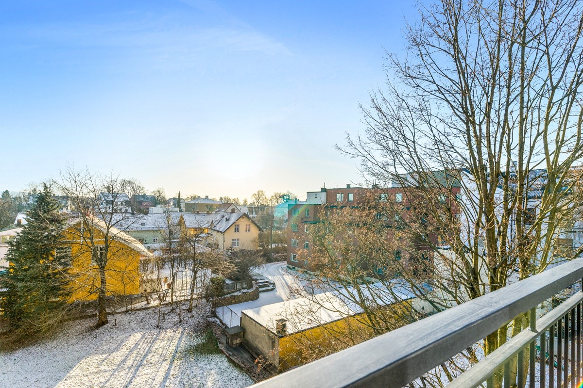 Fra balkongen er det flott utsikt utover Valleløkken og vernet småhusbebyggelse Galleribilde