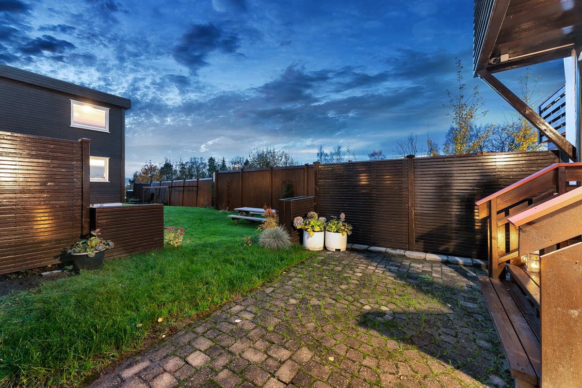 Fra det ene soverommet i 1. etasje er det utgang til markterrasse og hage. Galleribilde