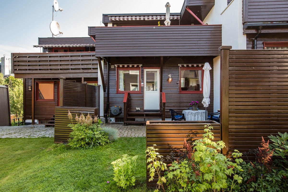 Boligens uteområder er pent opparbeidet med belegningsstein. Galleribilde