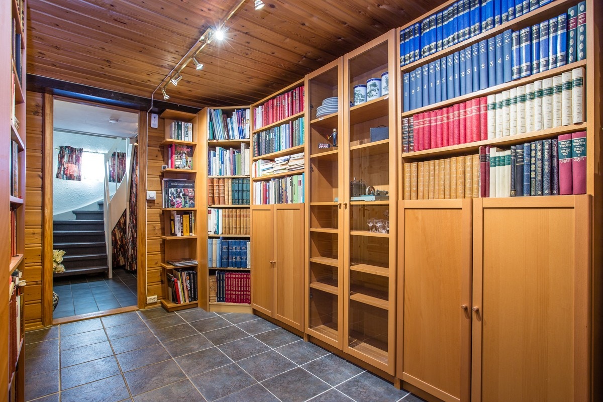 Fra 1. etasje kommer man ned til en romslig kjeller med blant annet bad, bod og innredet kjellerstue. Galleribilde