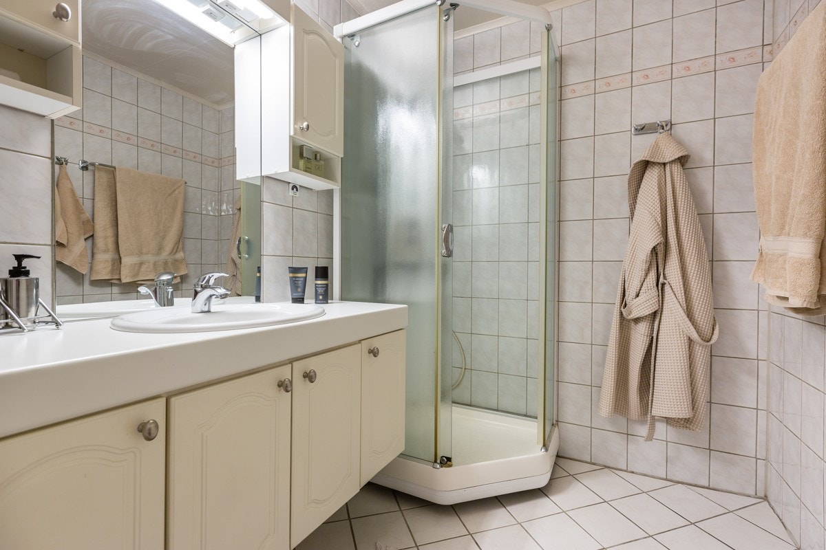 Baderommet er utstyrt med elektrisk styrt avtrekksventil på vegg. Galleribilde