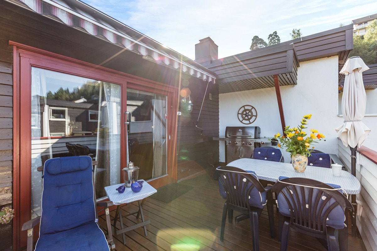På den store terrassen er det god plass til stort spisebord og grill. Solen kan nytes fra tidlig formiddag til sent på kveld. Galleribilde